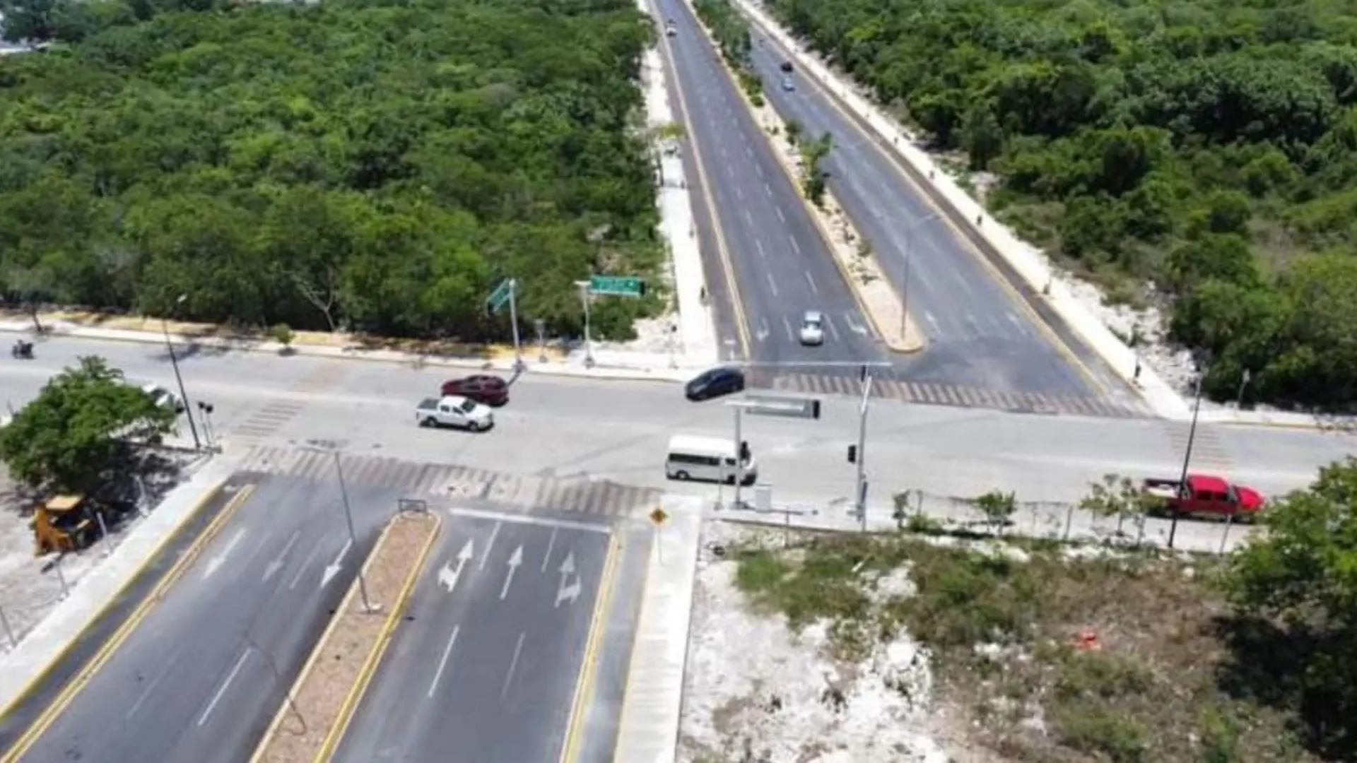 Polémico cruce de la CTM con Sian Kaan en Playa Tras la polémica surgida en redes por una vialidad de Playa del Carmen, la actual administración aclaró que el trazo fue decidido desde 2005.